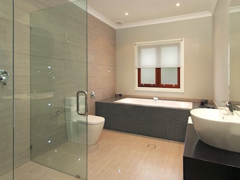 Modern gerenoveerde badkamer Antwerpen.